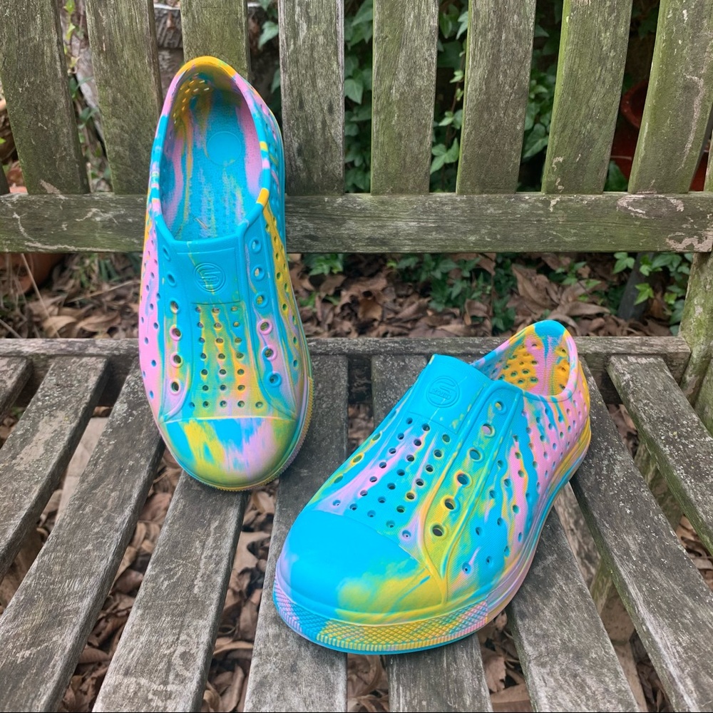 “Seven” Tie Dye Size 3 Kids Shoes.